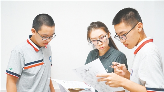 刘绮琪给学生讲解数学问题。