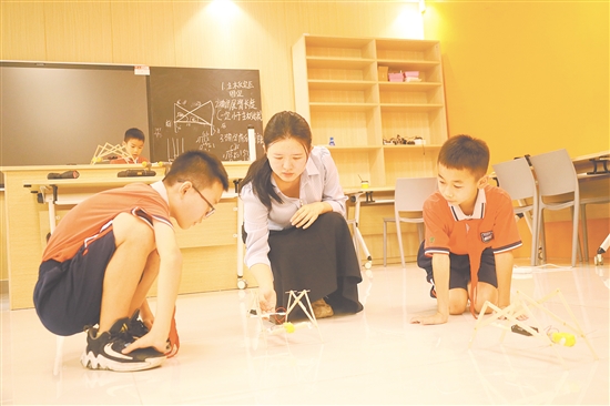 助力学生逐梦科学的梁婉娴。