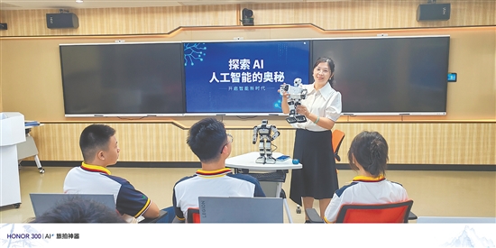 冯健群在授课。 冯健群在授课。