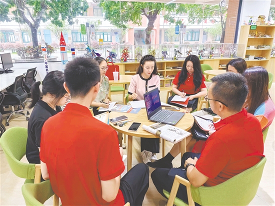 各科组每周都开展集体备课。