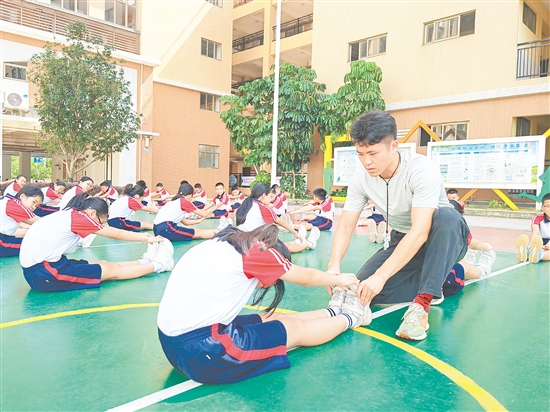 廖甘伟组织学生进行体能训练。 廖甘伟组织学生进行体能训练。