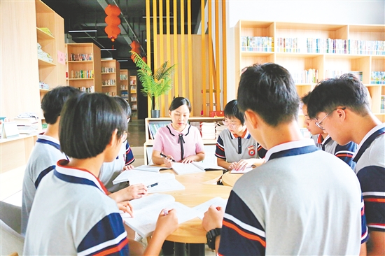 广州大学台山附属中学教师吴薇 广州大学台山附属中学教师吴薇