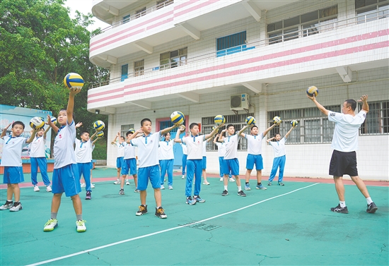 沙坪街道第四小学于2016年组建排球队,为学生打造提升排球技能的平台。 沙坪街道第四小学于2016年组建排球队,为学生打造提升排球技能的平台。