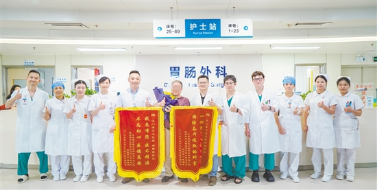 患者家属专程送来两面锦旗。 患者家属专程送来两面锦旗。