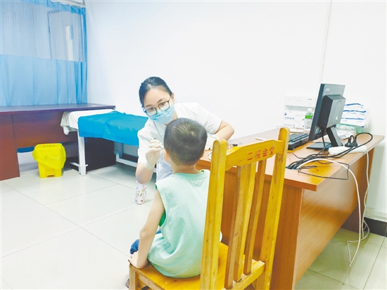 医生为患儿看诊。 医生为患儿看诊。