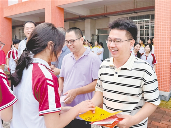 恩平市恩城中学的学生向老师送上教师节礼物。