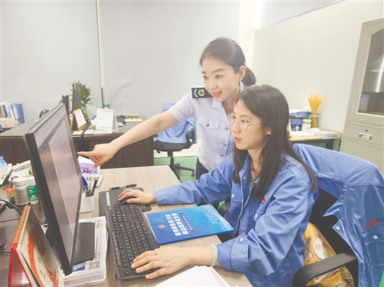 税务工作人员辅导纳税人开展涉税业务。 税务工作人员辅导纳税人开展涉税业务。