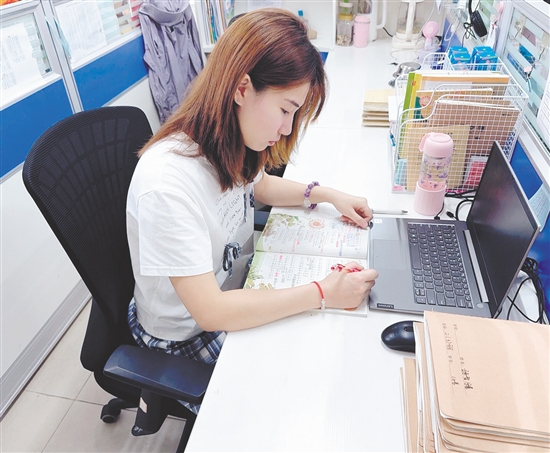 老师抓住在学校的碎片时间备课。 老师抓住在学校的碎片时间备课。