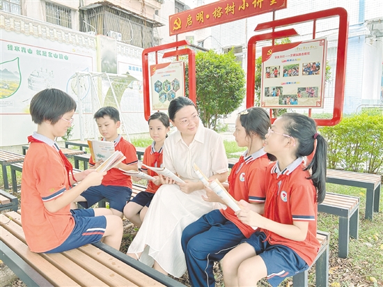 谢莹与学生们聊天。 谢莹与学生们聊天。