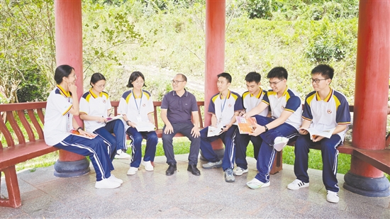 唐防有倾听学生的心声。 唐防有倾听学生的心声。