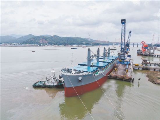 银湖码头首艘新造出口船舶顺利离港。