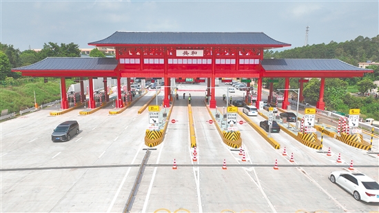 江鹤高速新共和收费站正式通车，成为本地又一特色门户。