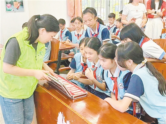 活动为学生带来禁毒知识,筑牢校园安全防线。 活动为学生带来禁毒知识,筑牢校园安全防线。