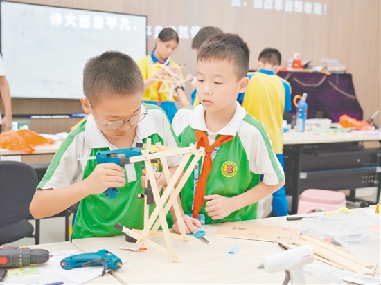 鹤山市积极举办各类青少年科技赛事,通过以赛促学、以赛促创的方式,为青少年搭建展示创意和动手能力的平台。 鹤山市积极举办各类青少年科技赛事,通过以赛促学、以赛促创的方式,为青少年搭建展示创意和动手能力的平台。