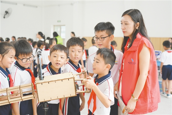鹤山市举办“科普进校园,点亮科技梦”活动,学生们动手操作设备,直观了解科学原理在实际生活中的应用,感受科技的无穷魅力。 鹤山市举办“科普进校园,点亮科技梦”活动,学生们动手操作设备,直观了解科学原理在实际生活中的应用,感受科技的无穷魅力。