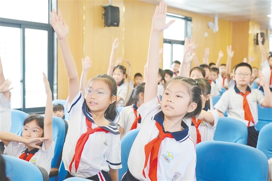 在有奖问答互动环节,学生们踊跃举手答题,在轻松愉快的氛围中掌握“两热”防控知识。 在有奖问答互动环节,学生们踊跃举手答题,在轻松愉快的氛围中掌握“两热”防控知识。