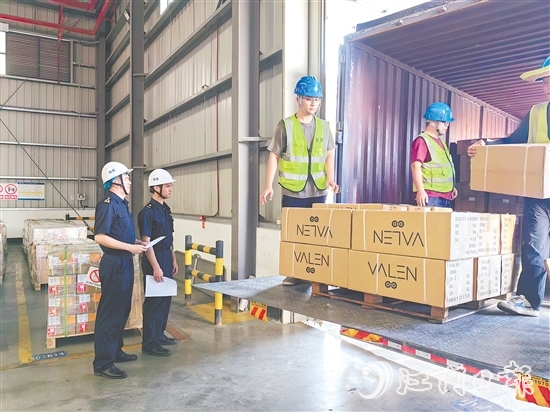 江门海关关员对出口拼箱货物进行监管。江关宣供图 江门海关关员对出口拼箱货物进行监管。江关宣供图