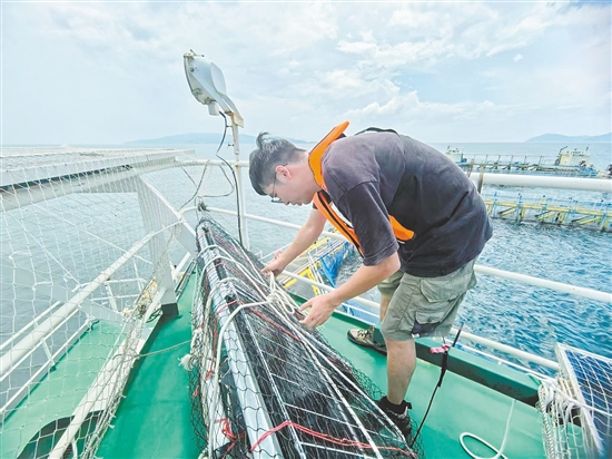 工作人员对“台山1号”的太阳能板进行加固。 工作人员对“台山1号”的太阳能板进行加固。