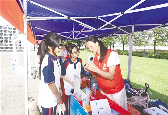 工作人员向新入学学生介绍医保线上办事流程。 工作人员向新入学学生介绍医保线上办事流程。