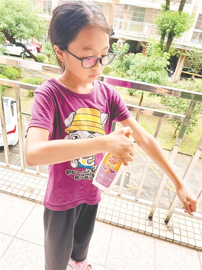 培英小学学生在喷驱蚊液。 培英小学学生在喷驱蚊液。