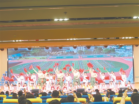 同学们带来精彩的经典诵读表演。