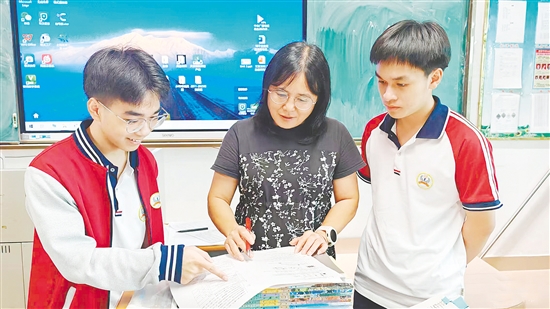 周玉贞（图中）耐心辅导学生。