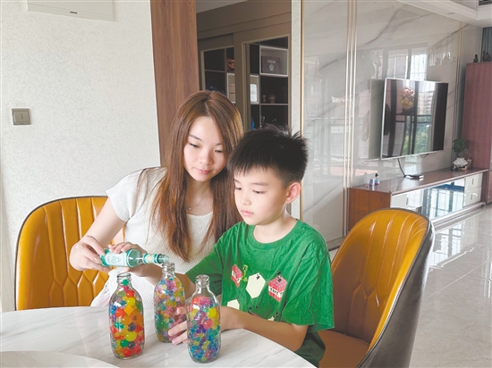 江门市农林小学的学生在家里和家长一起自制驱蚊水。 江门市农林小学的学生在家里和家长一起自制驱蚊水。