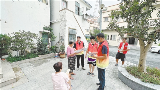 蓬江区杜阮镇长乔村新时代文明实践站党员干部向村民发放灭蚊烟片和《关于做好台风“桦加沙”防御及居家灭蚊告知书》。 蓬江区杜阮镇长乔村新时代文明实践站党员干部向村民发放灭蚊烟片和《关于做好台风“桦加沙”防御及居家灭蚊告知书》。