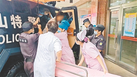 台山市公安局民辅警在台风中劈开“生命通道”,成功将一名临产孕妇平安转移到医院分娩。台山公安供图 台山市公安局民辅警在台风中劈开“生命通道”,成功将一名临产孕妇平安转移到医院分娩。台山公安供图