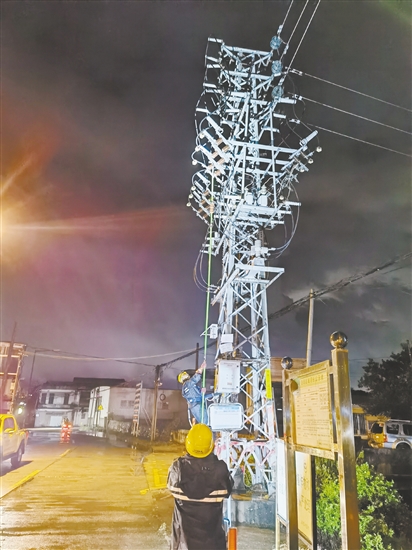 昨晚,江门新会供电局抢修队伍对110kV七堡站10千伏墟镇线开展停电操作,为后续抢修做好准备。 昨晚,江门新会供电局抢修队伍对110kV七堡站10千伏墟镇线开展停电操作,为后续抢修做好准备。