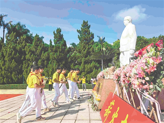 新会学子向陈经纶先生石像献花、鞠躬,表达心中的敬意和感恩之情。 新会学子向陈经纶先生石像献花、鞠躬,表达心中的敬意和感恩之情。