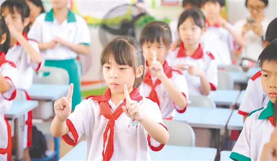 学生在活动中学习护眼知识。 学生在活动中学习护眼知识。