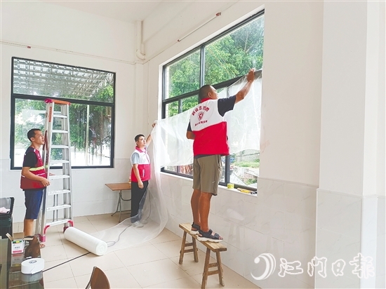 鹤山市各镇(街)对应急避难场所进行全面消杀灭蚊、纱窗安装等工作。 鹤山市各镇(街)对应急避难场所进行全面消杀灭蚊、纱窗安装等工作。