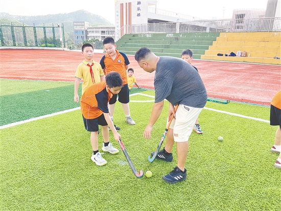 鹤山工业城第一小学曲棍球队成立。 鹤山工业城第一小学曲棍球队成立。