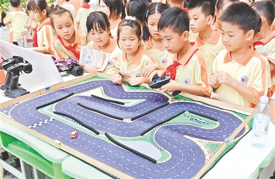 活动融知识性、趣味性和实践性于一体,激发了学生科学探索的兴趣。 活动融知识性、趣味性和实践性于一体,激发了学生科学探索的兴趣。