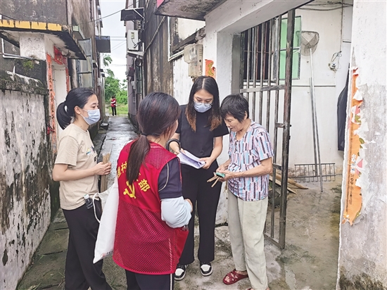 村干部、志愿者齐上阵，进村入户宣传防灭蚊知识。