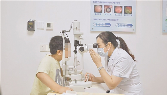 医生为孩子检查视力。 医生为孩子检查视力。