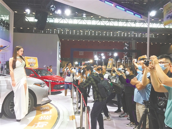 历届“十一”车展吸引了众多消费者前来逛展。 历届“十一”车展吸引了众多消费者前来逛展。