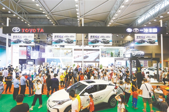 回顾往年本报举办的车展,高规格的展具吸引许多市民的目光。 回顾往年本报举办的车展,高规格的展具吸引许多市民的目光。