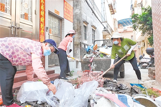 “大妈清扫队”的队员们主动牺牲休息时间，对村内杂物进行彻底的清运处置。