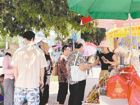 陈皮商业特色街有着各具特色的商店、摊档。