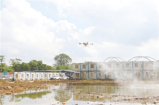 区住房城乡建设局联合辖区企业开展无人机高空全域消杀行动。图为无人机在潮连街道进行消杀。刘淑君 区住房城乡建设局联合辖区企业开展无人机高空全域消杀行动。图为无人机在潮连街道进行消杀。刘淑君