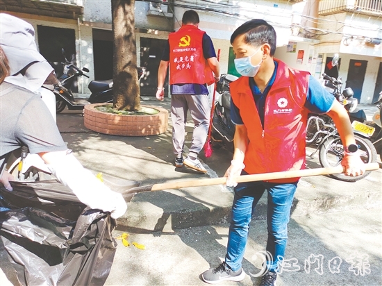 侨界志愿者下沉社区开展灭蚊防蚊专项行动。 侨界志愿者下沉社区开展灭蚊防蚊专项行动。