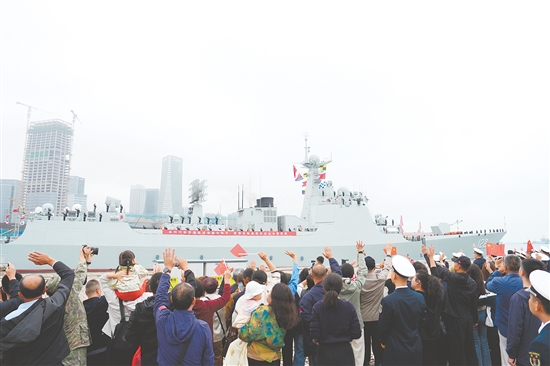 10月11日,中国海军第48批护航编队从山东青岛某军港解缆起航。这是仪式现场。新华社发 10月11日,中国海军第48批护航编队从山东青岛某军港解缆起航。这是仪式现场。新华社发