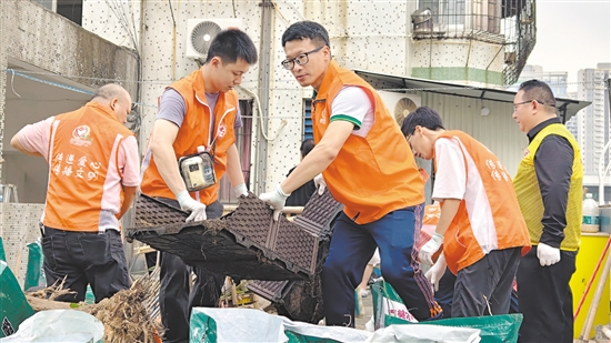 市工商联组织商协会、企业志愿服务队到社区协助清理垃圾。