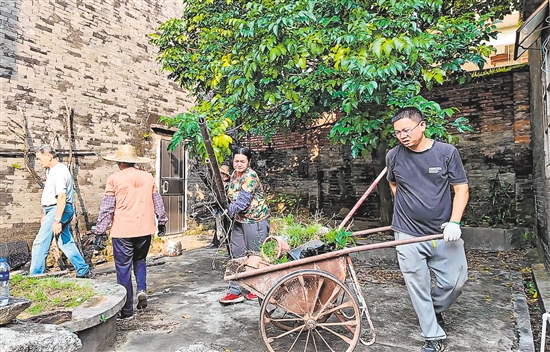 村民合力整治卫生黑点,清运堆积杂物。 村民合力整治卫生黑点,清运堆积杂物。