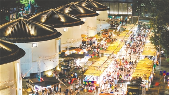 天下粮仓先锋书店等老建筑在“修旧如旧”中被赋予新功能，持续吸引着有想法的创作者集聚。开平塘口镇供图