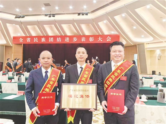 在2025年全省民族团结进步表彰大会上,我市1个集体、2名个人获得表彰。 在2025年全省民族团结进步表彰大会上,我市1个集体、2名个人获得表彰。