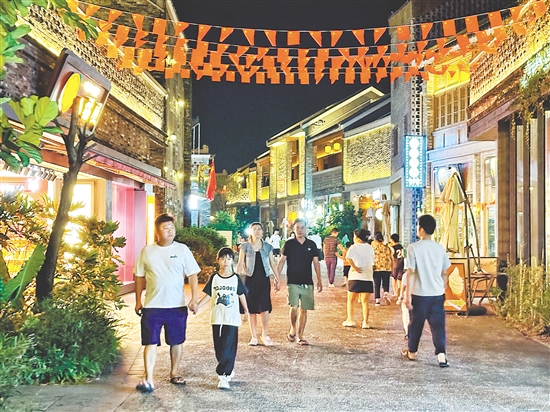 夜晚的江门古劳水乡景区精彩不断。 夜晚的江门古劳水乡景区精彩不断。