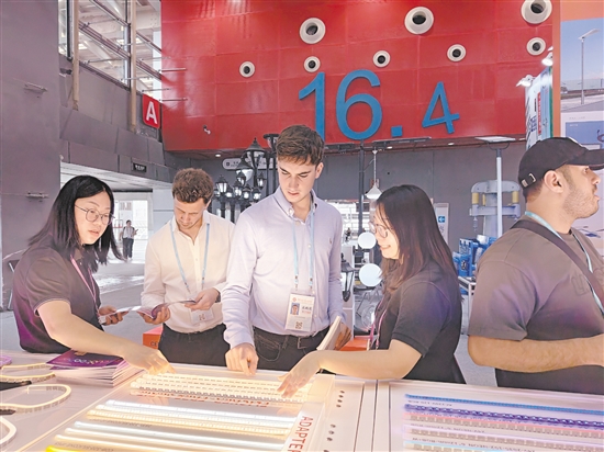 第138届广交会上,一家江门企业带来的无频闪灯带吸引到不少客商驻足了解。 第138届广交会上,一家江门企业带来的无频闪灯带吸引到不少客商驻足了解。